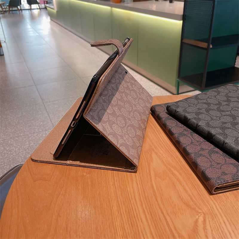 Coach コーチiPad9 10 11ケース2024ブランドブランドipad pro12.9インチケース2024シリコンブランドipad air4/5/6 mini 7/6/5カバー